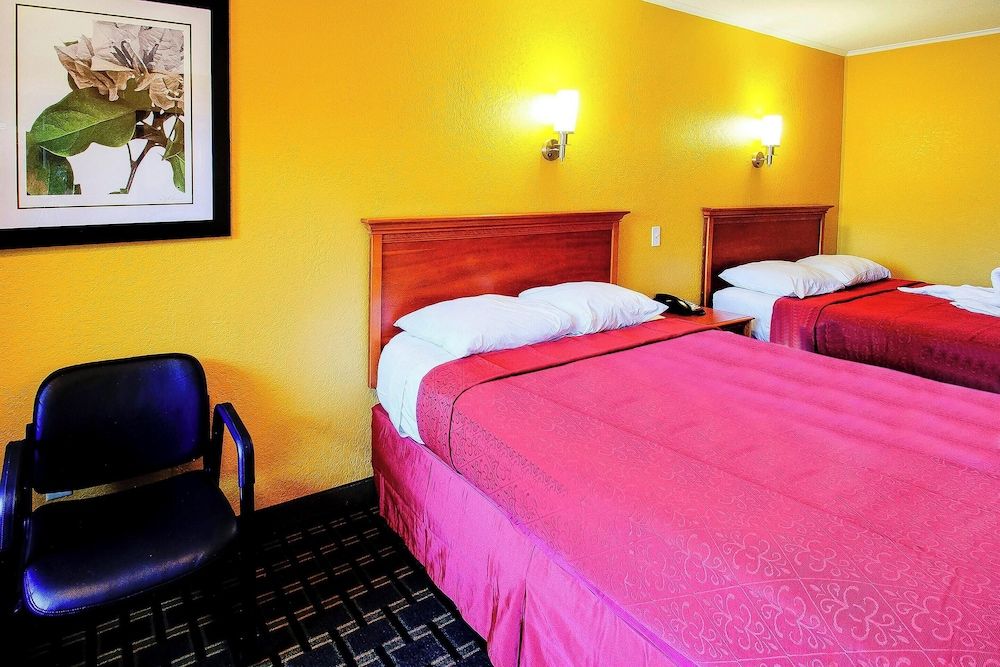Room, 2 Queen Beds, Pool View