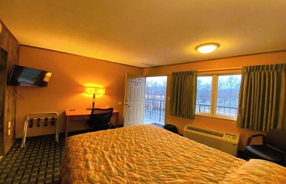 Room, 1 Queen Bed (River Front)