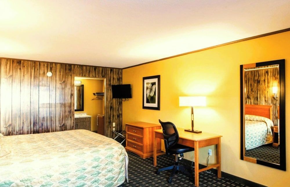 Room, 1 Queen Bed (River Front)