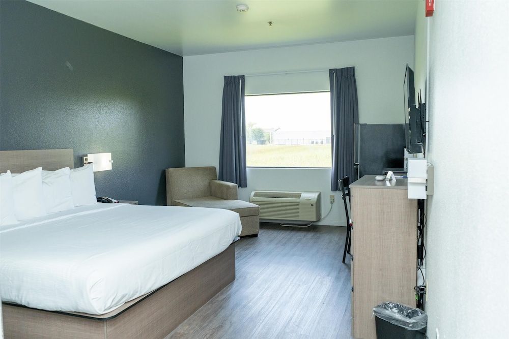 Americas Best Value Inn Donaldsonville Room, 1 King Bed, Accessible 2