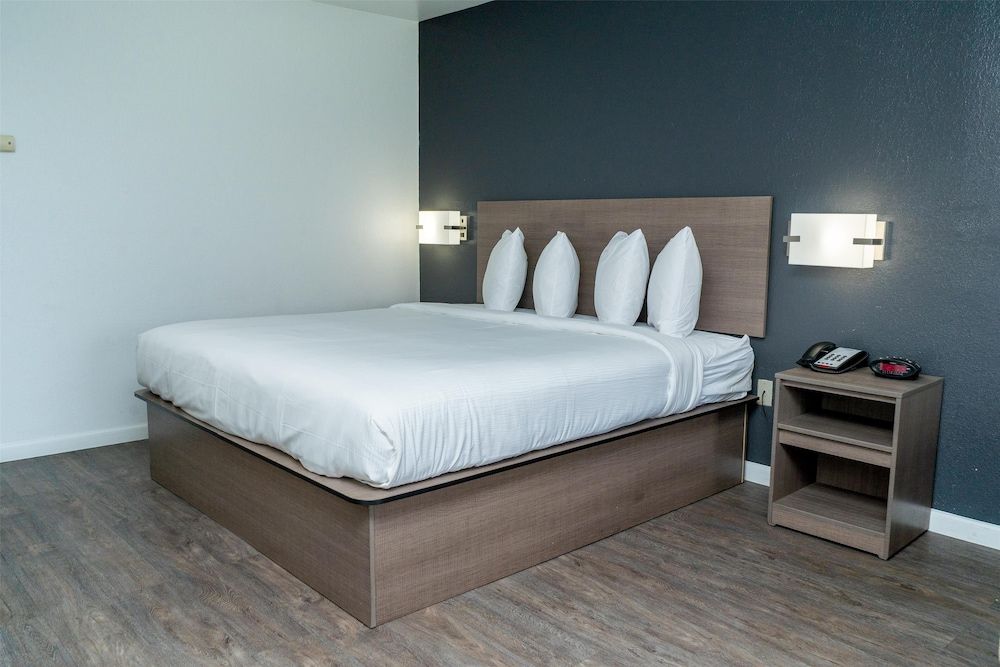 Americas Best Value Inn Donaldsonville Room, 1 King Bed 4