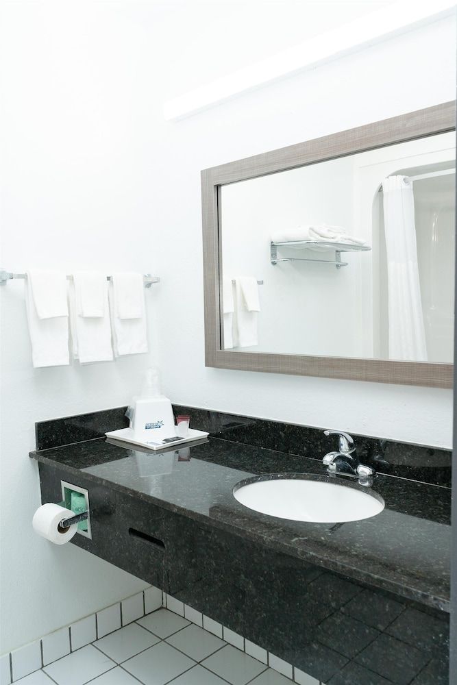 Americas Best Value Inn Donaldsonville Room, 2 Queen Beds 7