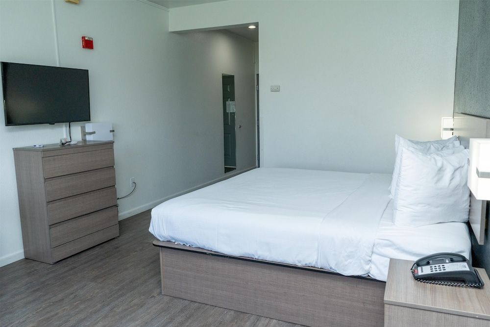 Americas Best Value Inn Donaldsonville Room, 1 King Bed, Accessible 4