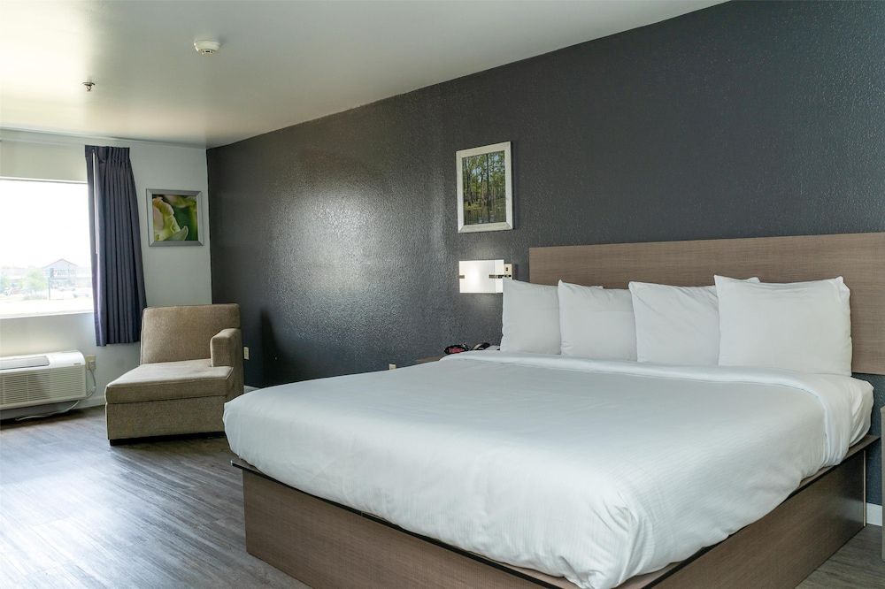 Americas Best Value Inn Donaldsonville Room, 1 King Bed 10