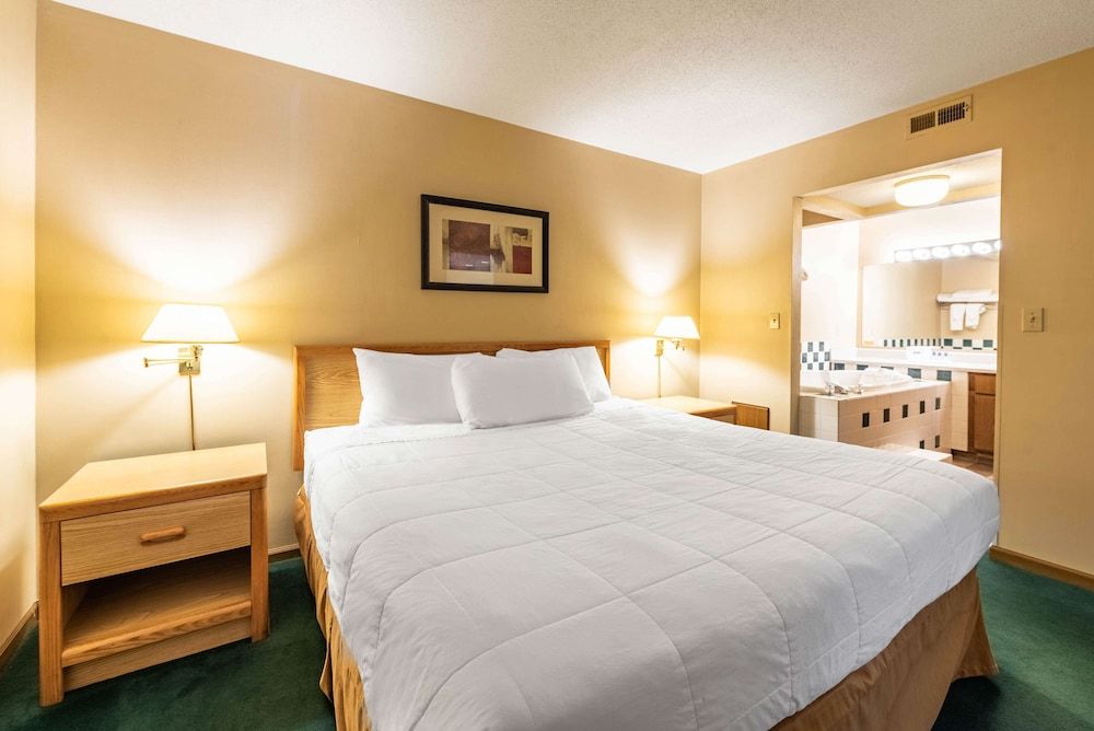 Suite, 1 King Bed, Smoking, Jetted Tub