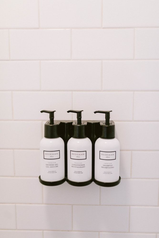 Hamlet Inn Deluxe Room, 1 King Bed 3