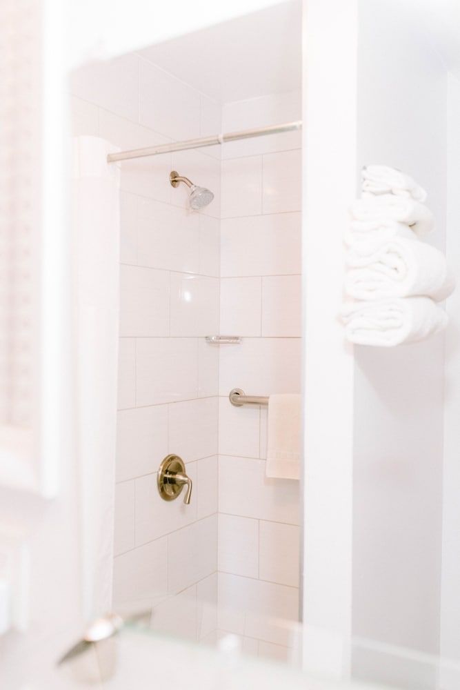 Hamlet Inn Deluxe Room, 1 King Bed 4