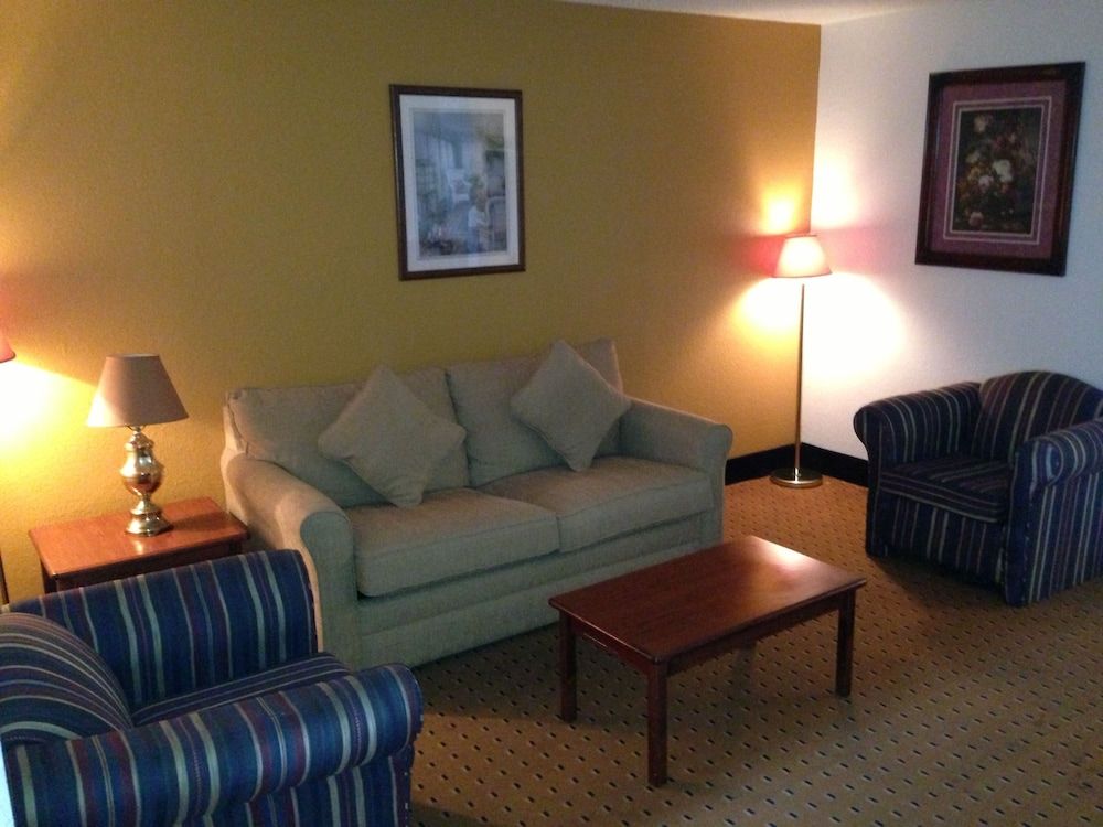 Brentwood Inn & Suites Suite, 1 King Bed, Non Smoking 3