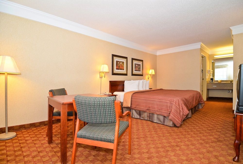 Peach State Inn & Suites Standard Room, 1 King Bed, Non Smoking, Refrigerator & Microwave 2