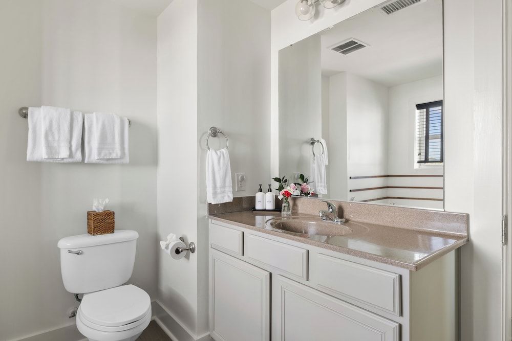 Regatta Inn Folly Beach Deluxe Room, 1 King Bed, River View 6