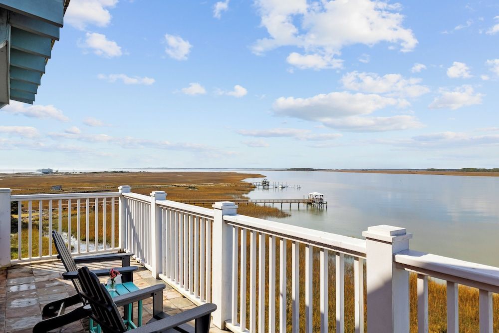 Regatta Inn Folly Beach Deluxe Room, 1 King Bed, River View 5