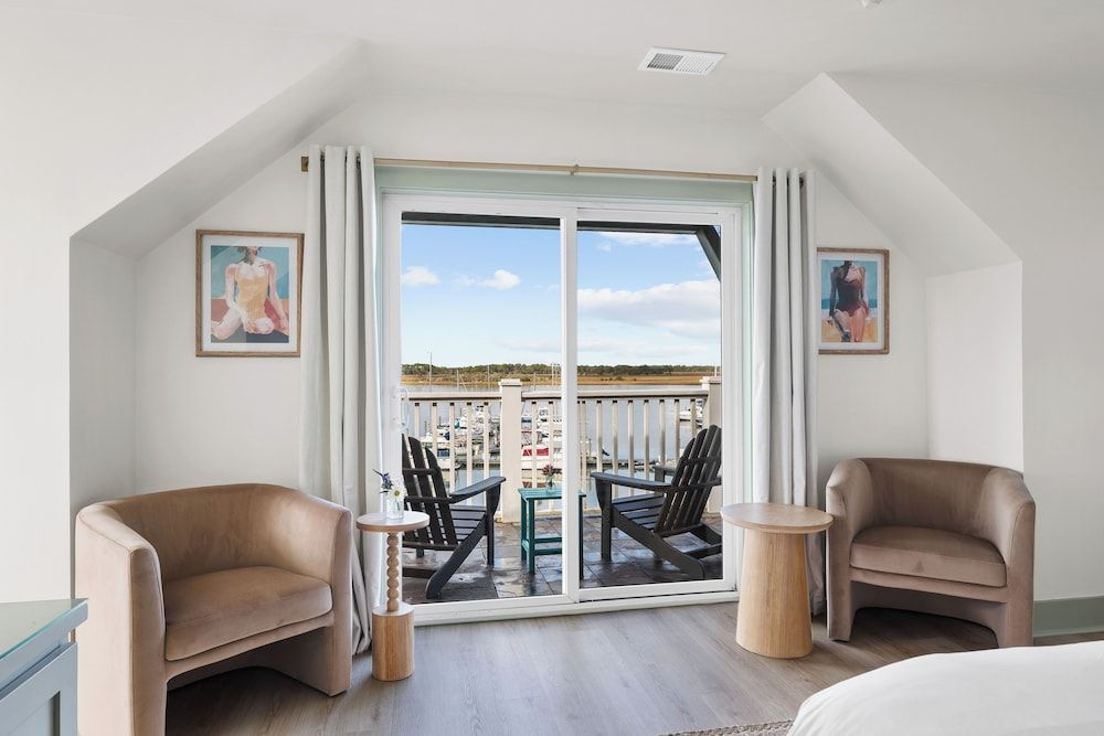 Regatta Inn Folly Beach Deluxe Room, 1 King Bed, River View 8