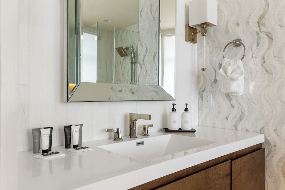 Regatta Inn Folly Beach Deluxe Room, 1 King Bed, River View, Garden Area 7