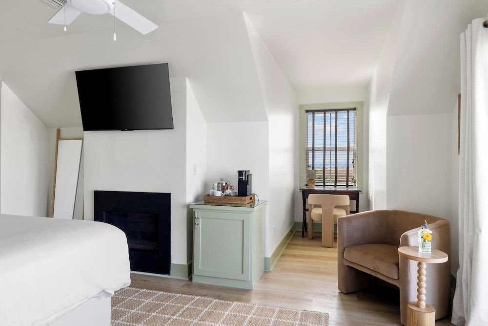 Regatta Inn Folly Beach Deluxe Room, 1 King Bed, River View 9