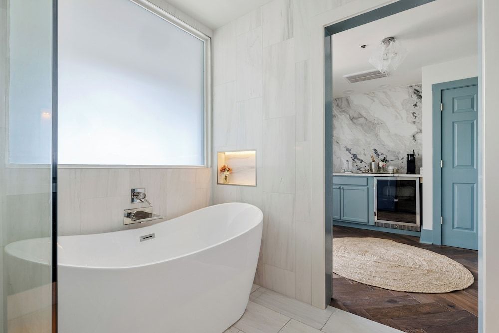 Regatta Inn Folly Beach Deluxe Room, 1 King Bed, River View, Garden Area 8