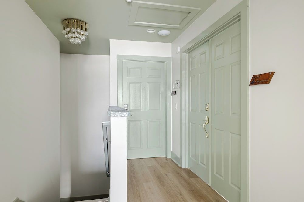 Regatta Inn Folly Beach Deluxe Room, 1 King Bed, River View, Garden Area 10