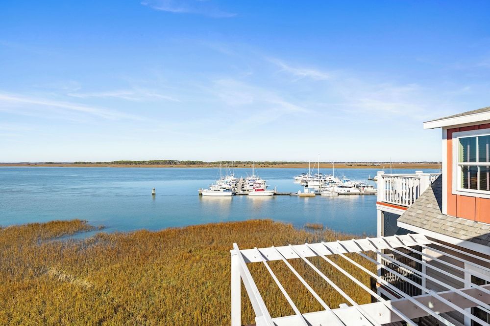 Regatta Inn Folly Beach Deluxe Room, 1 King Bed, River View, Garden Area 4