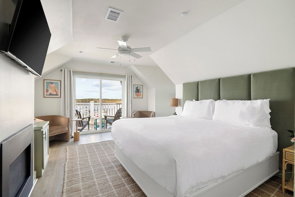 Regatta Inn Folly Beach Deluxe Room, 1 King Bed, River View 3
