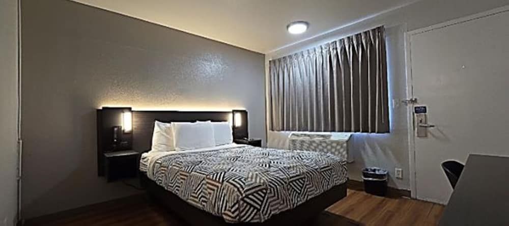 Motel 6 Slidell, LA - New Orleans Standard Room, 1 Queen Bed, Non Smoking 2