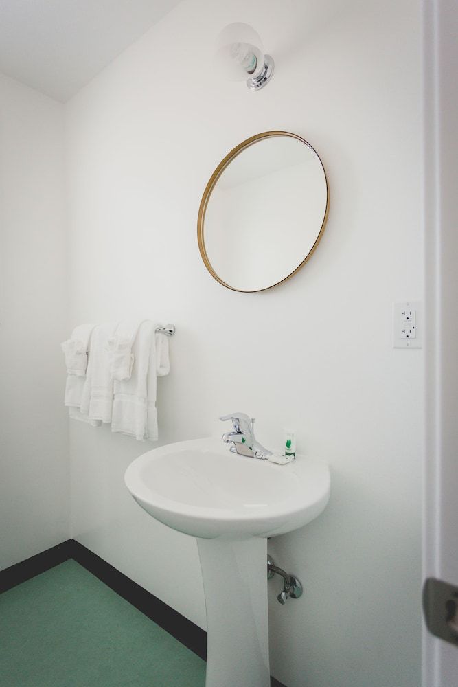 Mylo Hotel Standard Room, 1 Queen Bed, Kitchenette 7