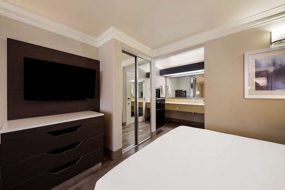 Standard Room, 2 Queen Beds, Non Smoking, Microwave
