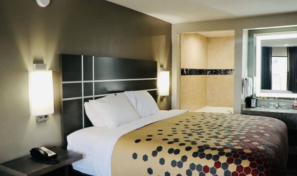 Room, 1 King Bed, Non Smoking (Jacuzzi)