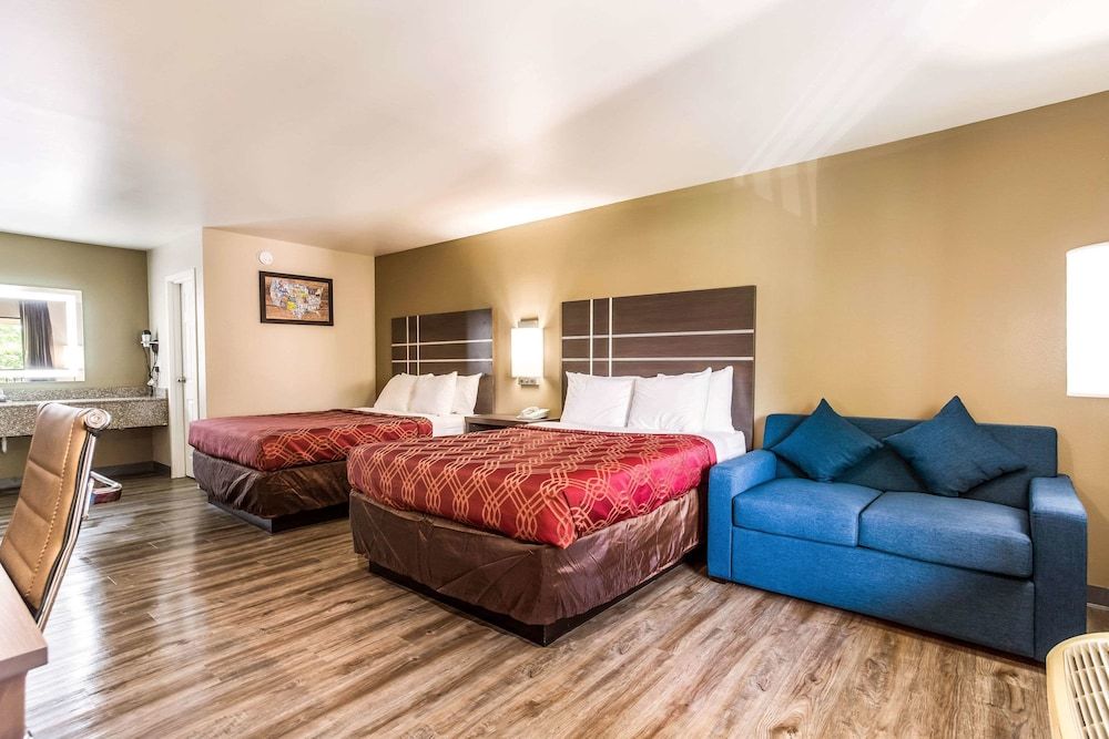 Room, Non Smoking (2 Queen bed and 1 Pull out couch)