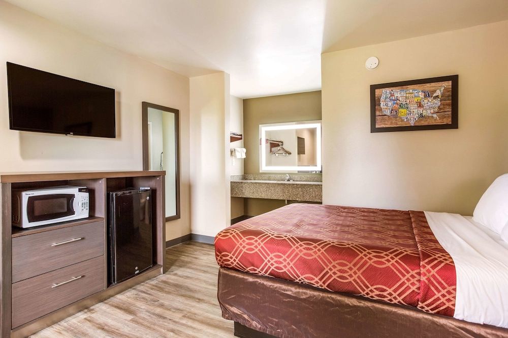 Room, 1 King Bed, Non Smoking (Jacuzzi)