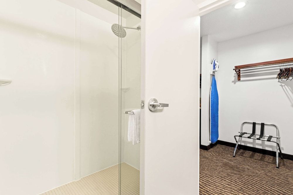 Best Western Okmulgee Standard Room, 2 Queen Beds, Non Smoking, Refrigerator & Microwave 5