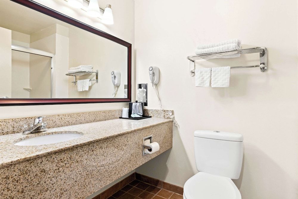 Best Western Okmulgee Standard Room, 2 Queen Beds, Non Smoking, Refrigerator & Microwave 4