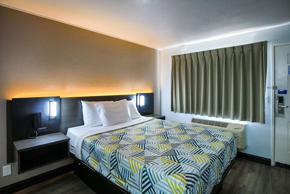 Motel 6 Sacramento, CA - North Standard Room, 1 Queen Bed, Non Smoking 2