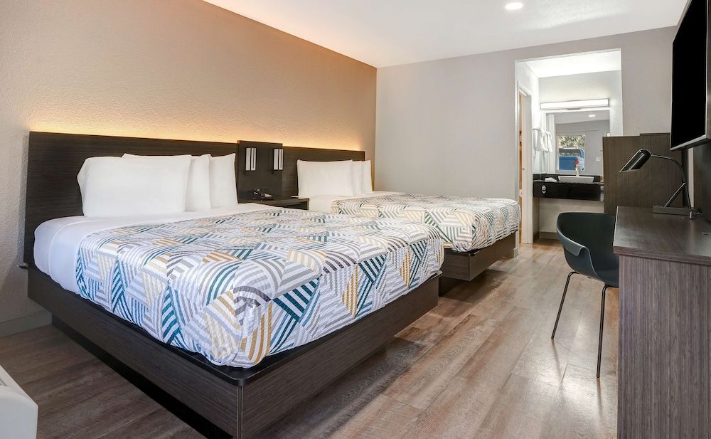 Motel 6 Sacramento, CA - North Deluxe Room, 2 Queen Beds, Non Smoking, Refrigerator & Microwave 4