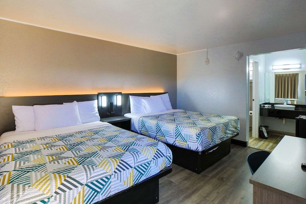 Motel 6 Sacramento, CA - North Deluxe Room, 2 Queen Beds, Non Smoking, Refrigerator & Microwave 3