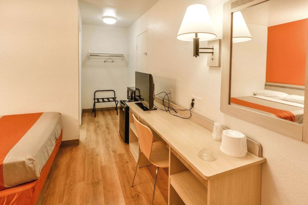 Deluxe Room, 1 Queen Bed, Non Smoking, Refrigerator & Microwave