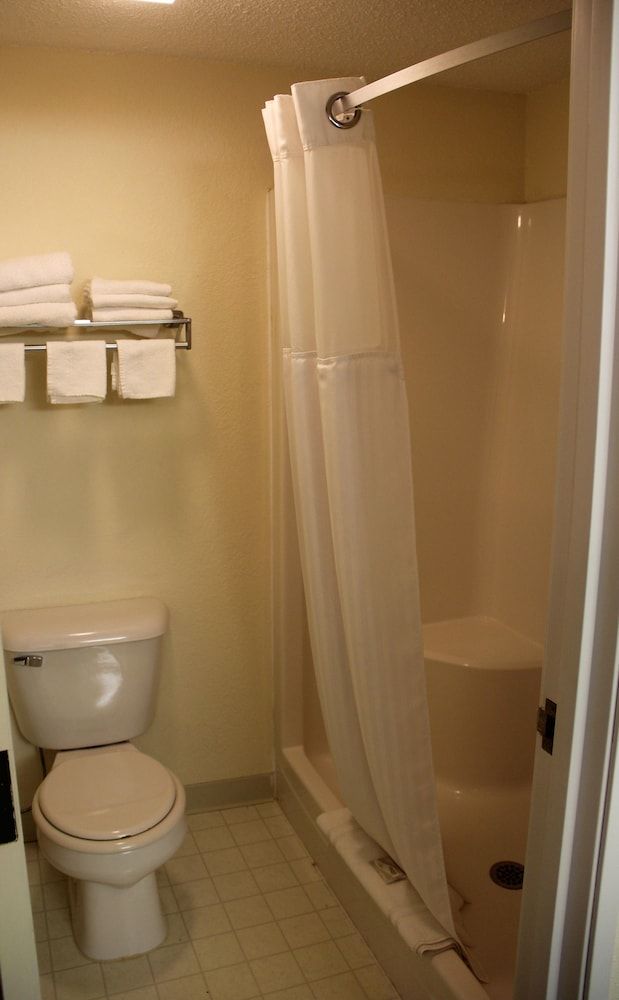 Voyager Inn Deluxe Room, 1 King Bed, Jetted Tub 5