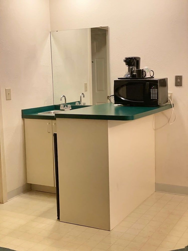 Voyager Inn Deluxe Suite, 1 King Bed with Sofa bed, Jetted Tub, Fireplace 3