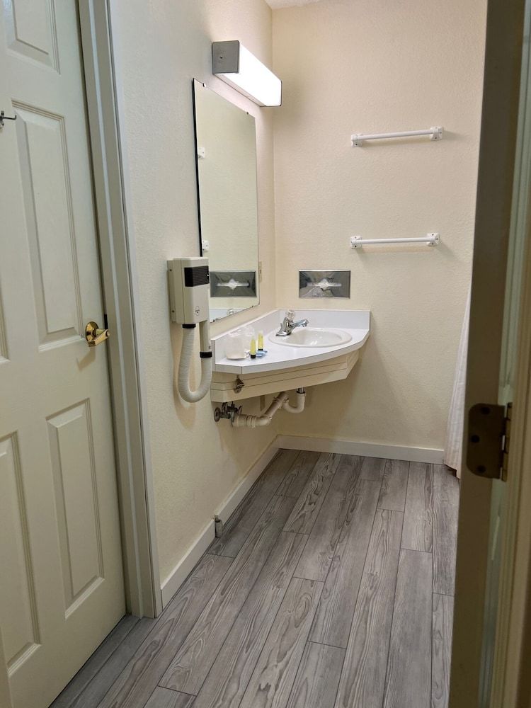 Voyager Inn Deluxe Suite, 1 King Bed with Sofa bed, Jetted Tub, Fireplace 12