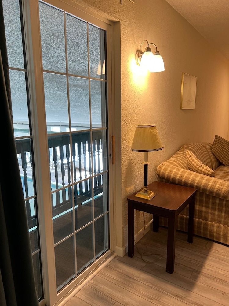 Voyager Inn Deluxe Suite, 1 King Bed with Sofa bed, Jetted Tub, Fireplace 5