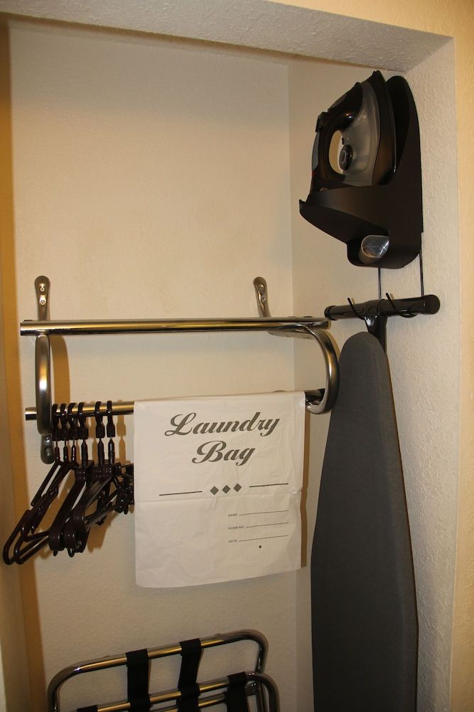 Voyager Inn Deluxe Room, 1 King Bed, Jetted Tub 3