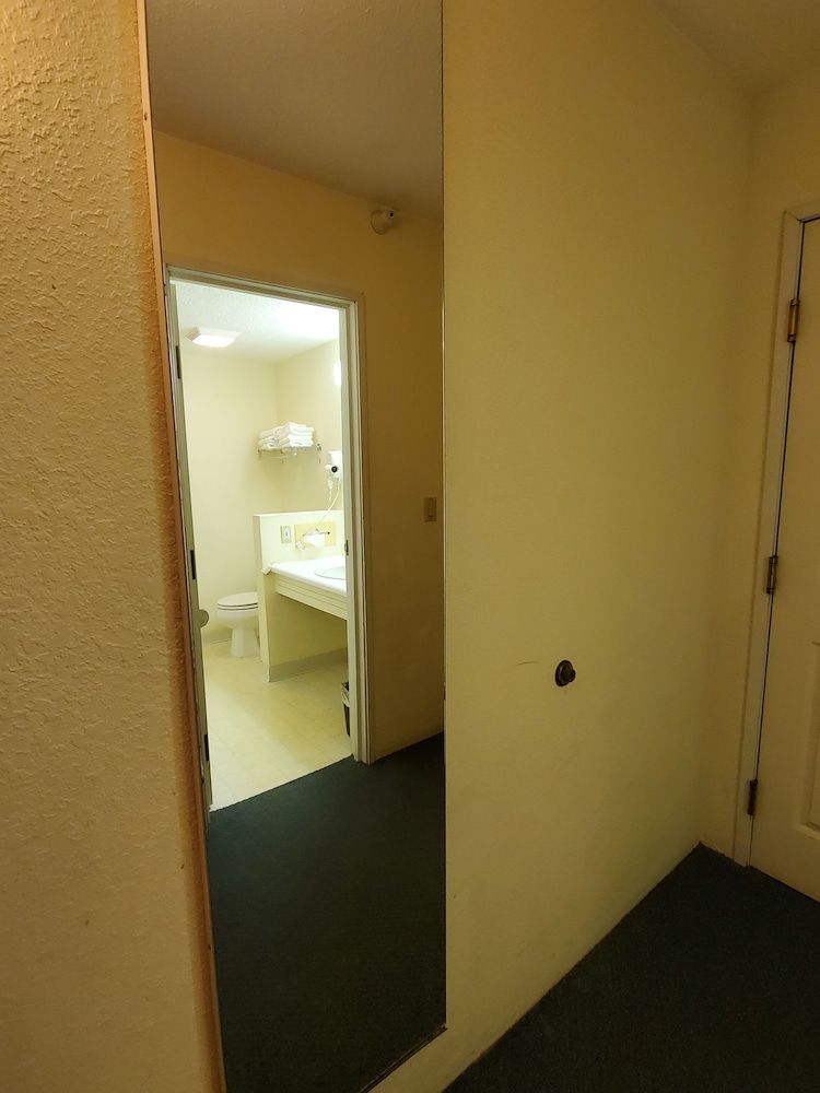 Voyager Inn Standard Room, 2 Queen Beds 4