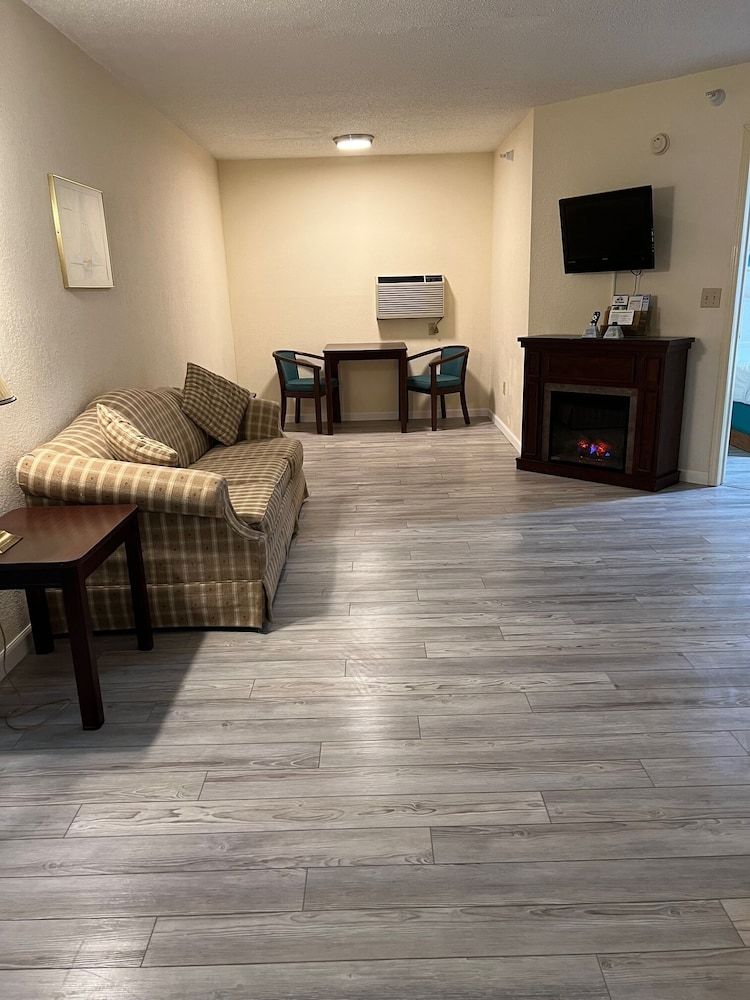 Voyager Inn Deluxe Suite, 1 King Bed with Sofa bed, Jetted Tub, Fireplace 13