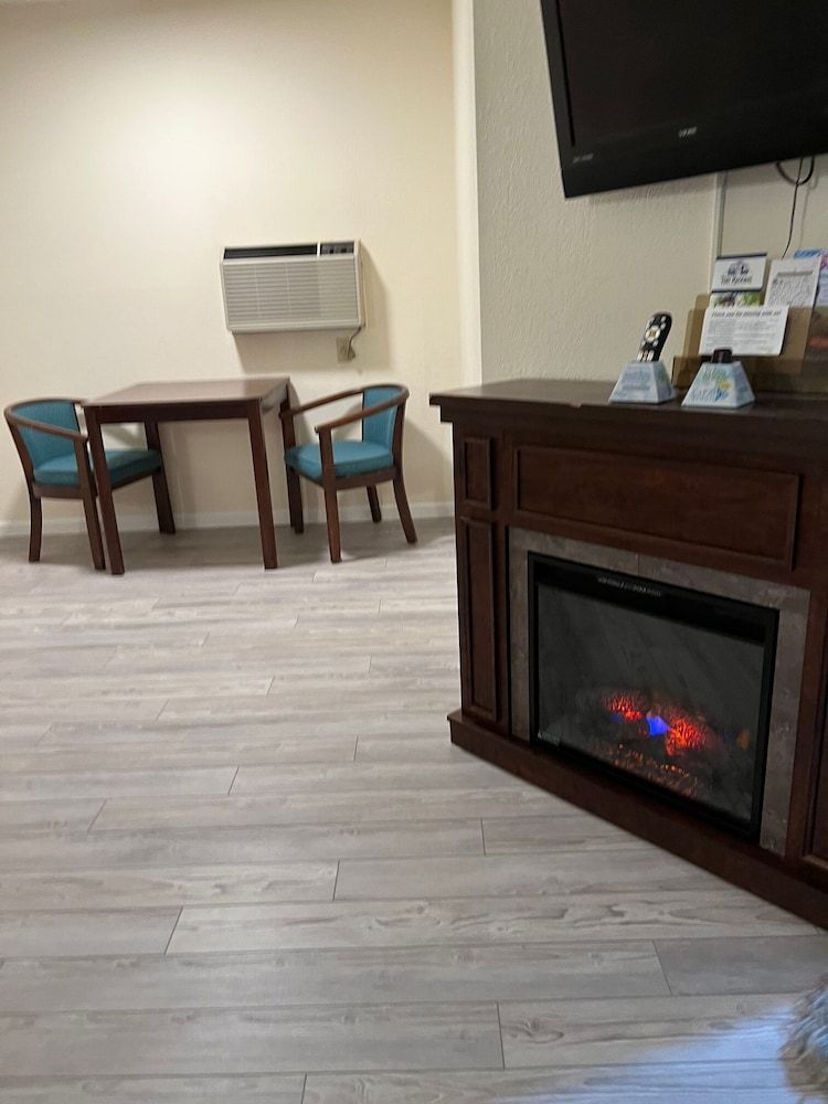 Voyager Inn Deluxe Suite, 1 King Bed with Sofa bed, Jetted Tub, Fireplace 4