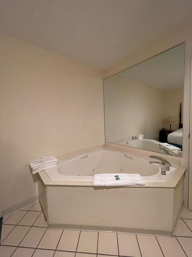 Voyager Inn Deluxe Suite, 1 King Bed with Sofa bed, Jetted Tub, Fireplace 11