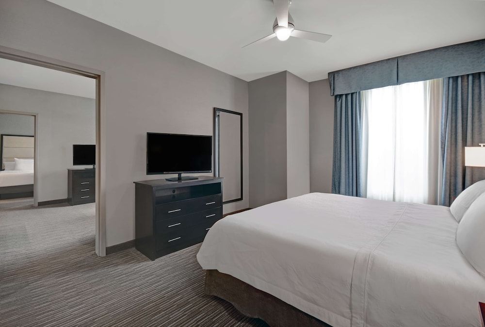 Suite, 2 Bedrooms (1 King Bed, 2 Queen Beds)