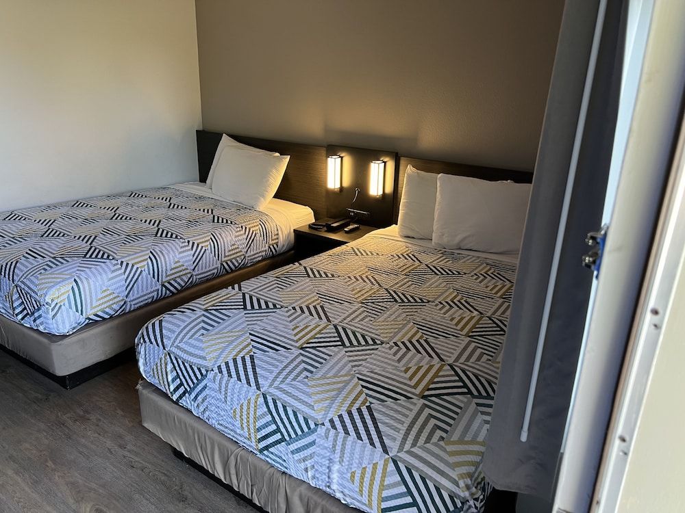 Motel 6 Arcata, CA - Cal Poly Humboldt Standard Room, 2 Double Beds, Non Smoking, Refrigerator & Microwave 2