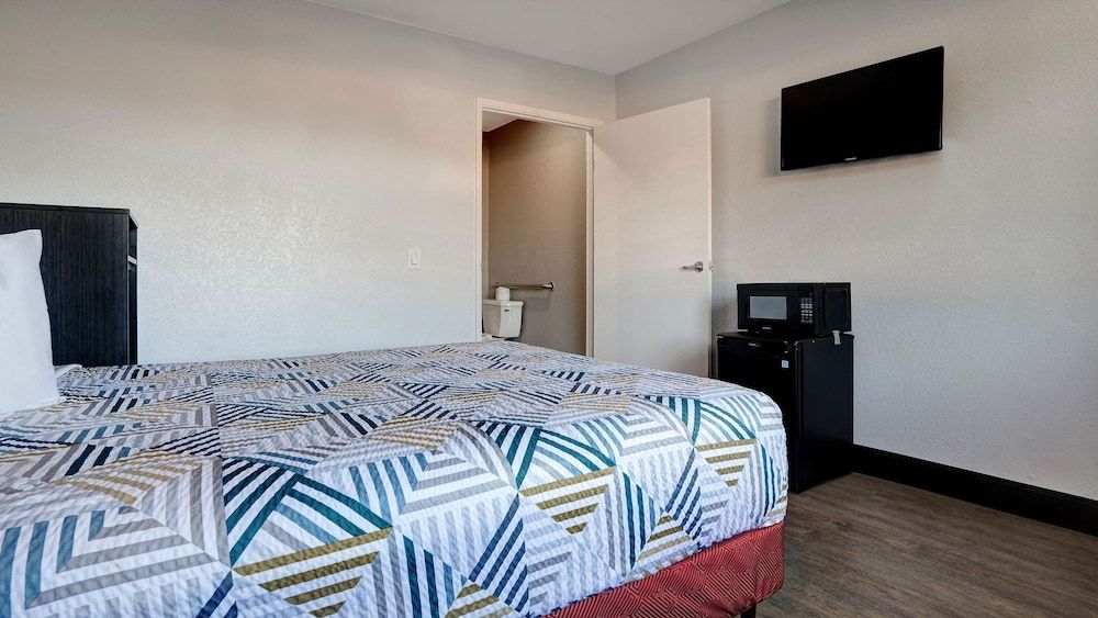 Motel 6 Arcata, CA - Cal Poly Humboldt Standard Room, 1 Queen Bed, Non Smoking, Refrigerator & Microwave 4