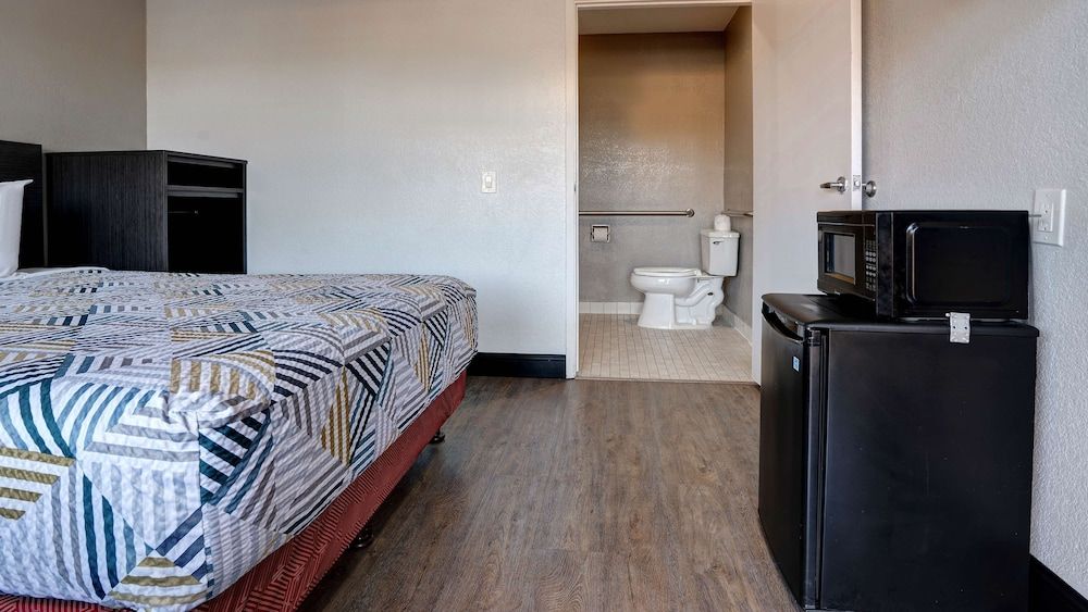 Motel 6 Arcata, CA - Cal Poly Humboldt Standard Room, 1 Queen Bed, Non Smoking, Refrigerator & Microwave 3