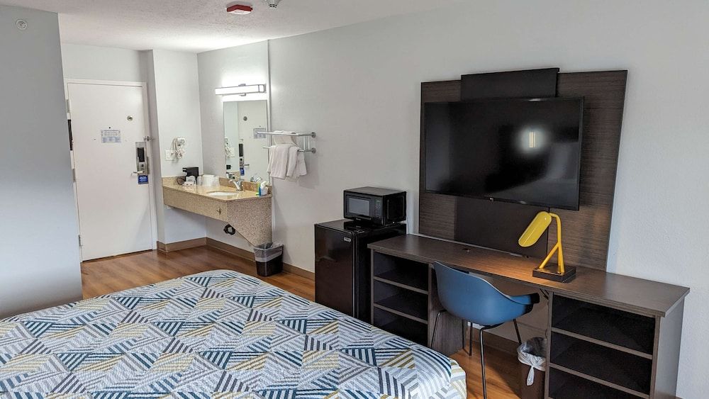 Motel 6 Framingham, MA - Boston West Deluxe Room, 1 Queen Bed, Accessible, Non Smoking 7