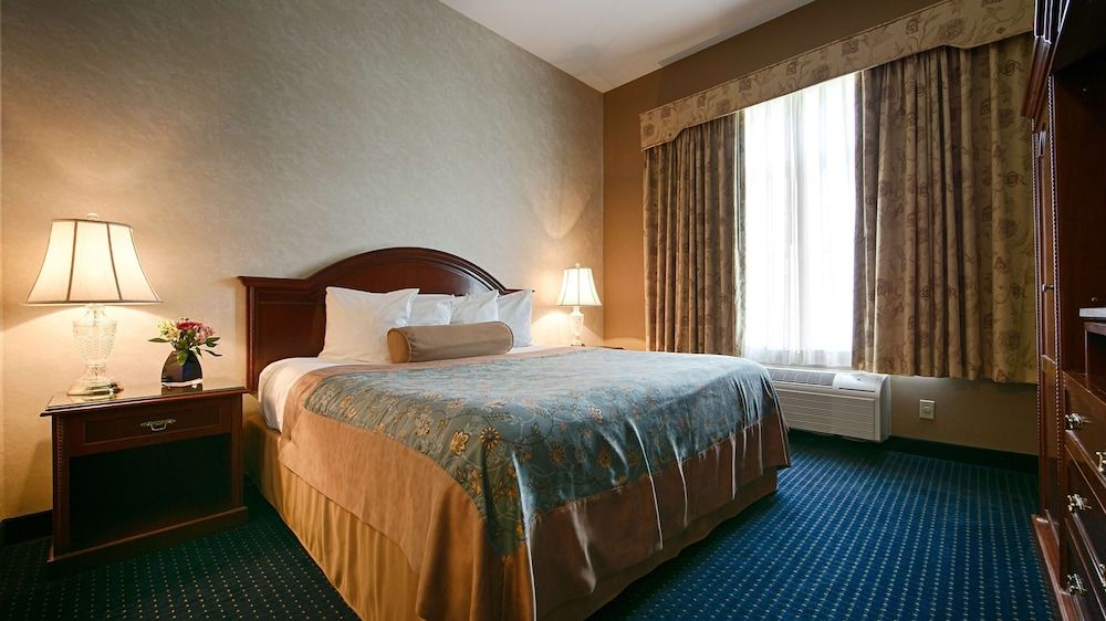 Suite, 1 King Bed, Non Smoking, Refrigerator & Microwave
