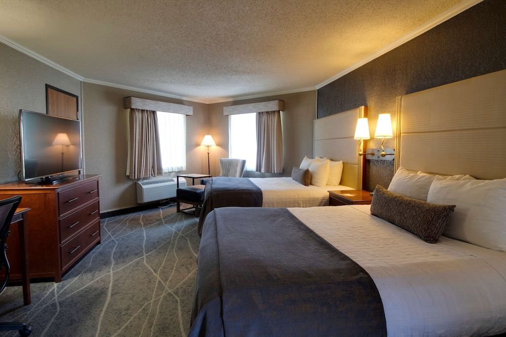 Standard Room, 2 Queen Beds, Refrigerator, Partial Lake View